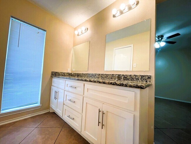 Building Photo - 5615 Lynngate Dr
