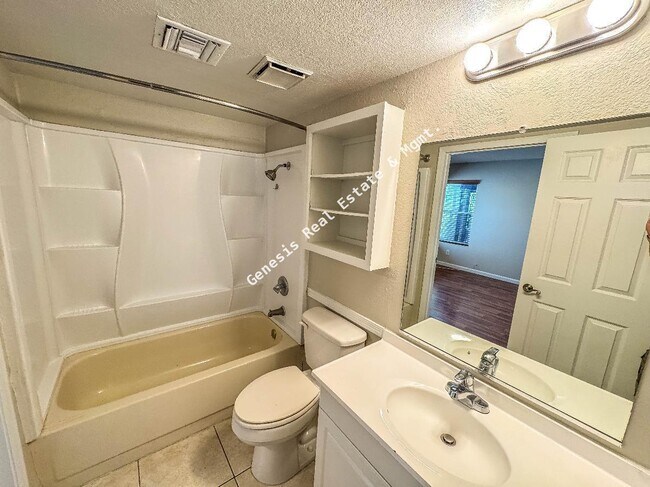 Building Photo - 2 Bedroom Westside Townhome!