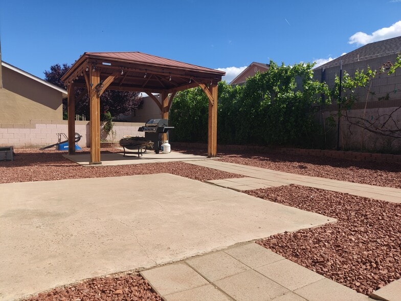 Building Photo - 420 Sawtooth St SE