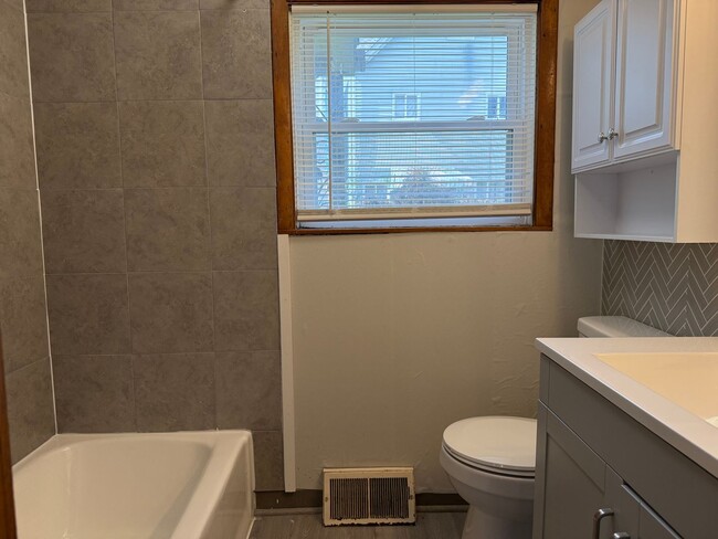 Building Photo - 113 Line Way