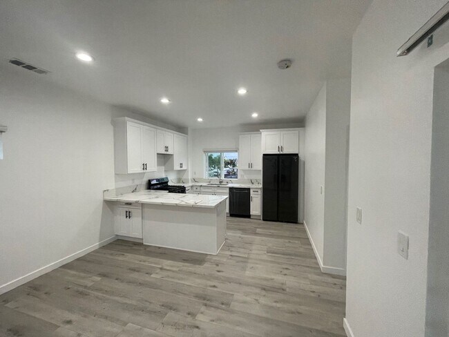 Building Photo - 4BD/2BA, Quick Walk to Campus!