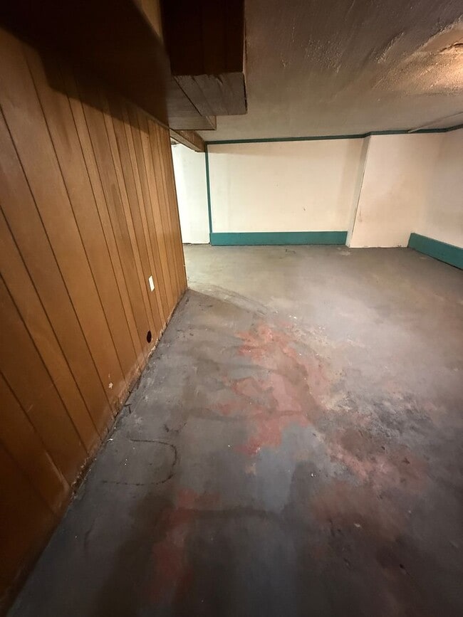 Building Photo - 3B / 1B home with over 1200 square feet!