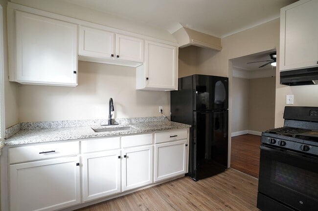 Building Photo - This beautifully updated 3-bedroom, 1-bath...