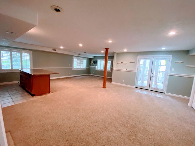 Building Photo - Large 1550 Single Family Basement Apartment