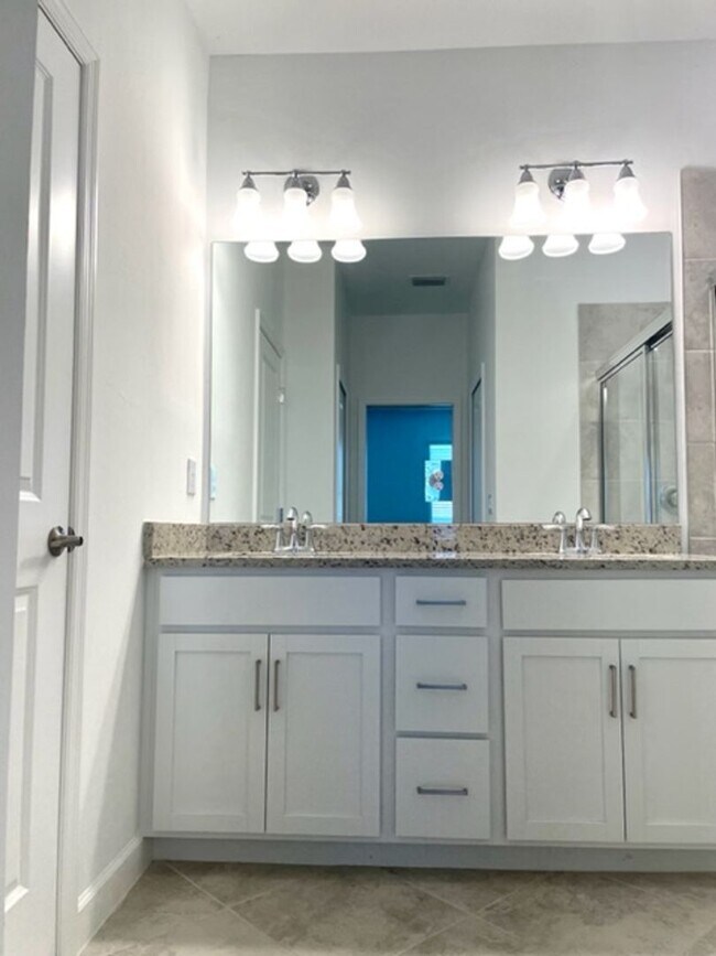 Building Photo - 3/2.5 TOWNHOUSE LORRAINE LAKES No deposit ...