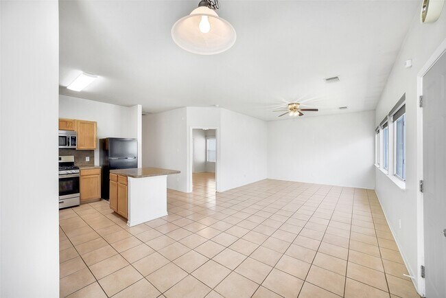 Building Photo - 1102 Grassy View Dr