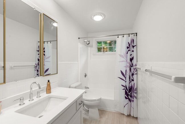 Building Photo - 10 Pinewood Cir