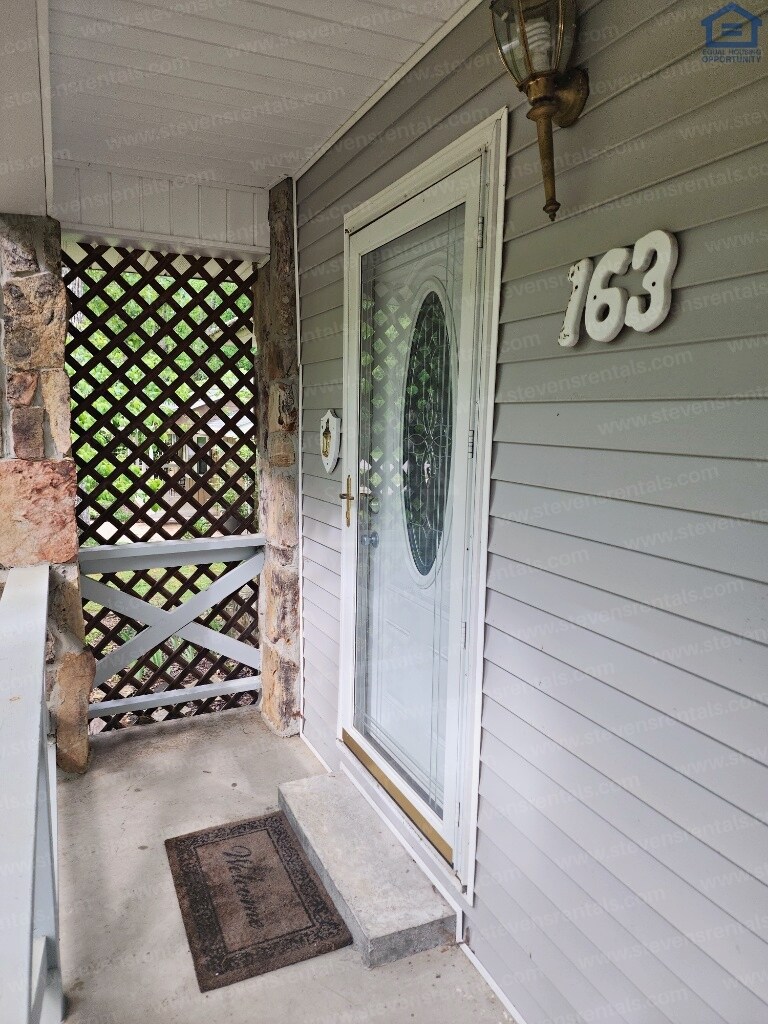 Building Photo - 163 Lakeshire Dr