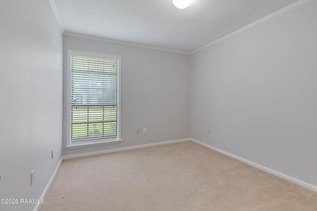 Building Photo - 118 Village Green Dr