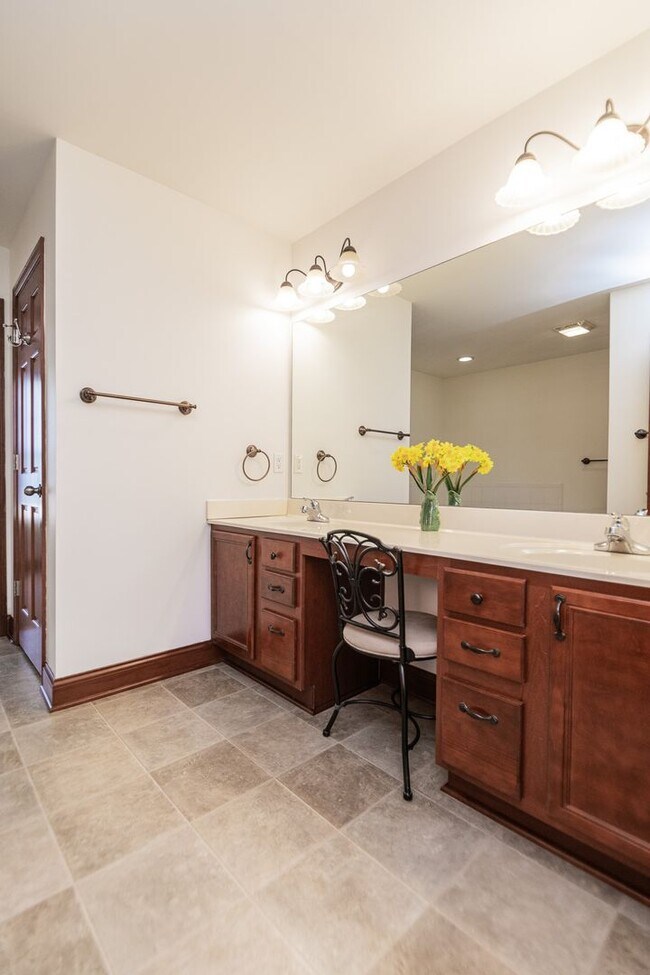 Building Photo - 3 Bedroom / 2 Bathroom Home for Rent in Va...