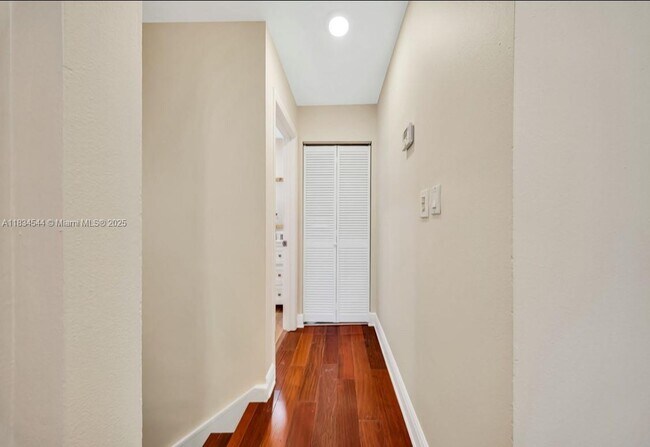Building Photo - 4718 SW 67th Ave