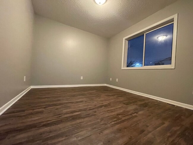 Building Photo - Amazing 5 Bedroom 2 Bathroom Home in South Minneapolis!