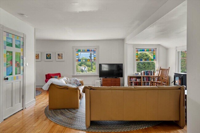 Building Photo - 627 W Rd