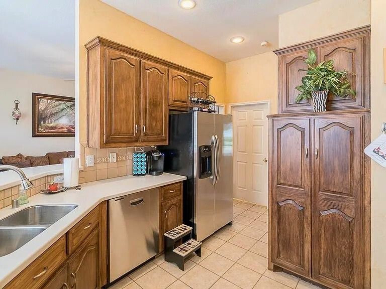 Kitchen - 2708 Mum Dr