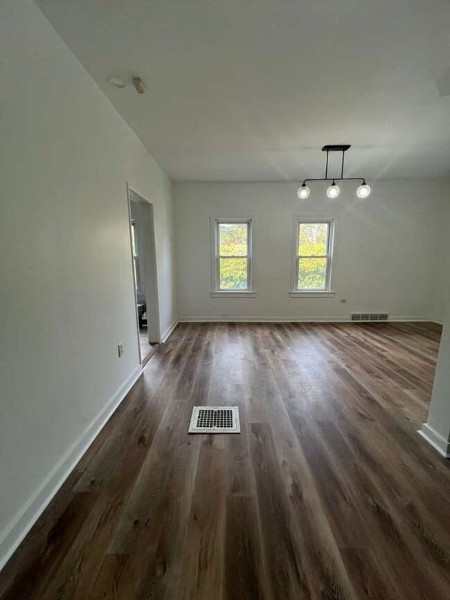 Building Photo - Updated 3-Bedroom Single-Family Home in th...