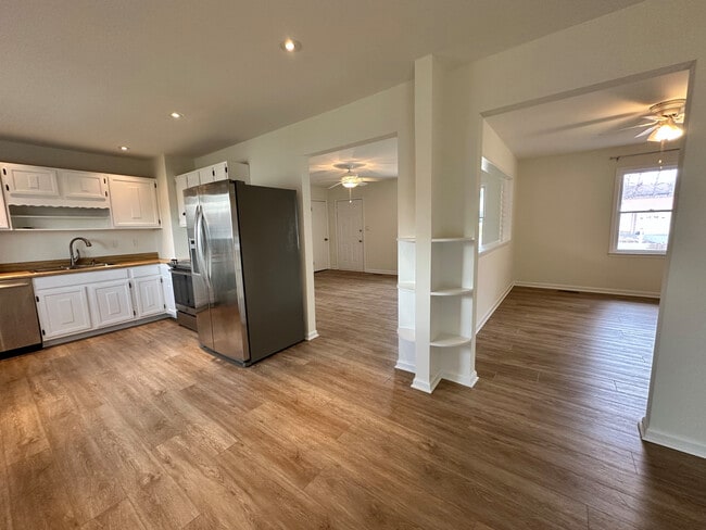 Building Photo - 310 Azalia Dr