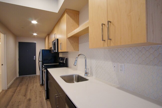 Building Photo - Modern, Spacious 2Bdr w/Condo-Grade Finish...