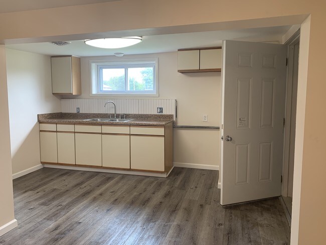 Entrance & kitchen. - 5270 Harris Hill Rd
