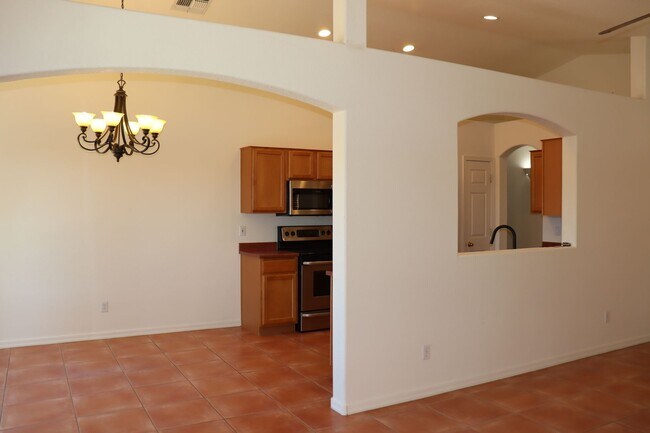 Building Photo - East Side 3 Bed 2 Bath Energy Efficient Pulte Home