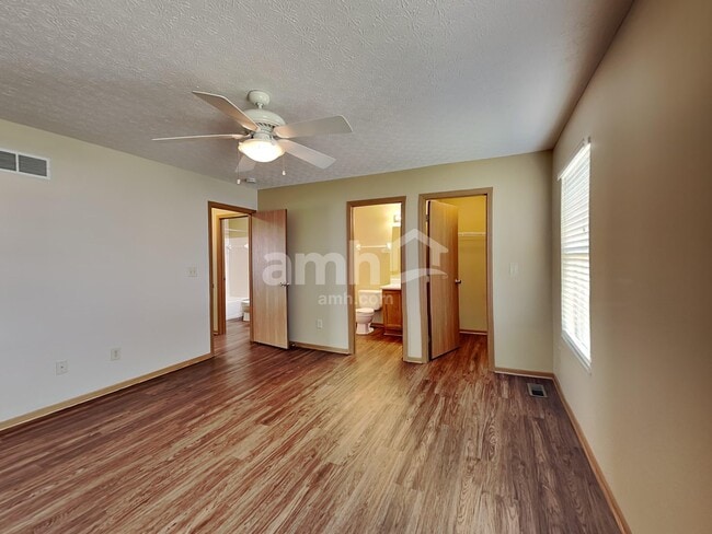 Building Photo - 906 Lakeway Ct E