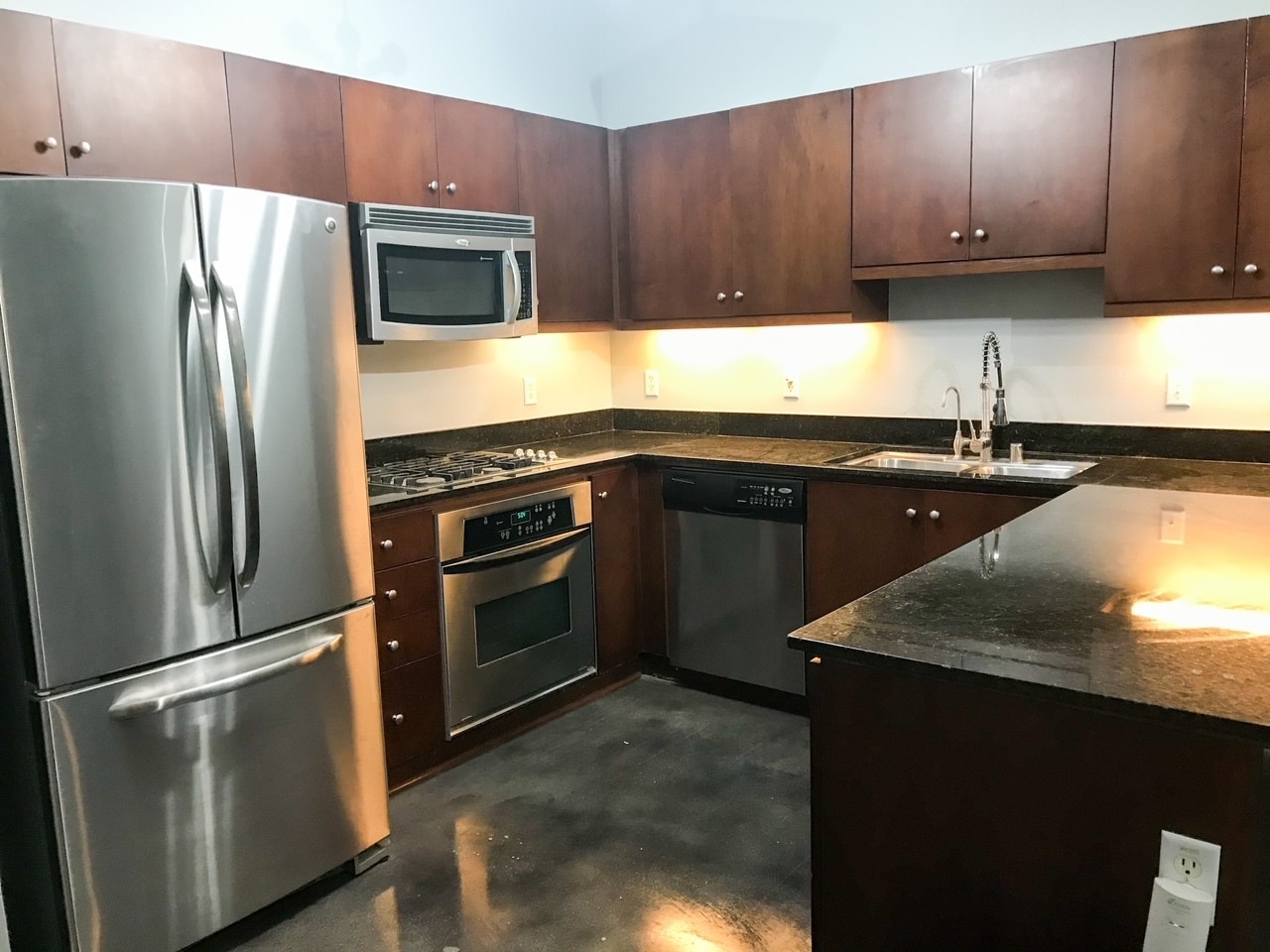 Fully equipped kitchen (optional fridge) - 435 W Center Street Promenade