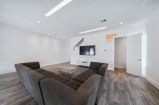 Building Photo - 5509 Paraiso Pl