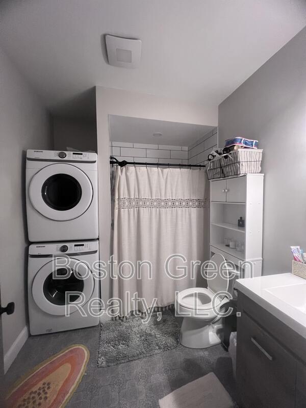 Building Photo - 726 E 2nd St