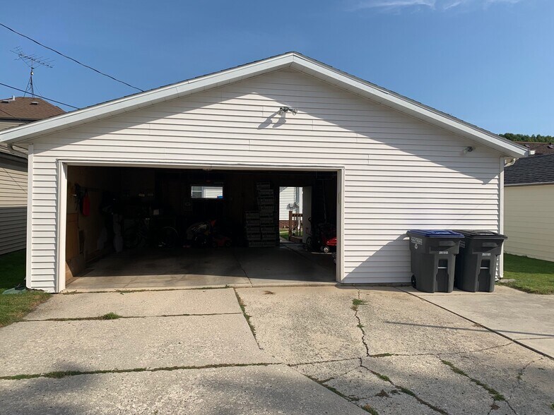 2.5 car garage - 1121 Harry Ct