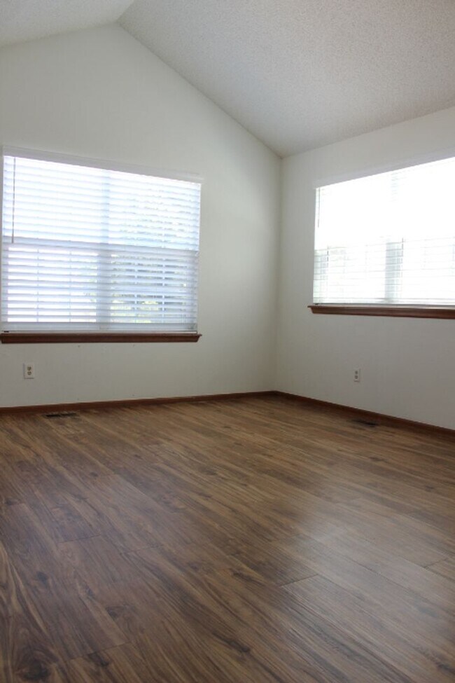 Building Photo - Gorgeous 2 Story End Unit in Lakewood!