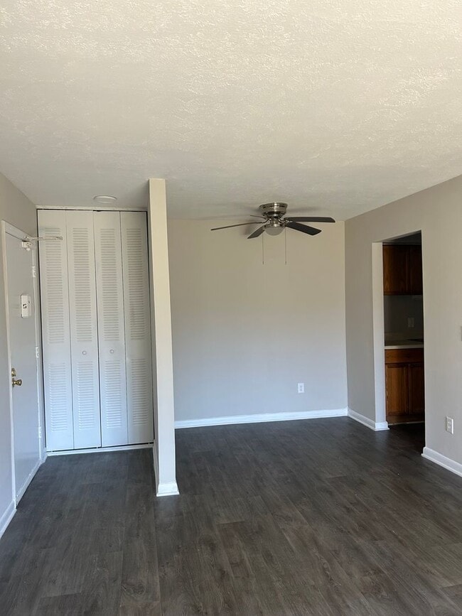 Building Photo - Great Location!