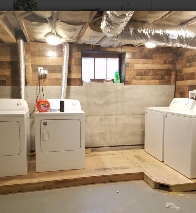 Building Photo - 110 W Lindburg St