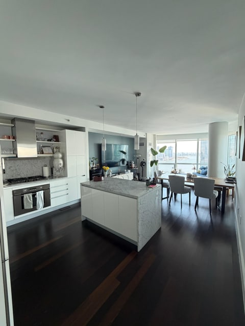 Building Photo - 77 HUDSON St