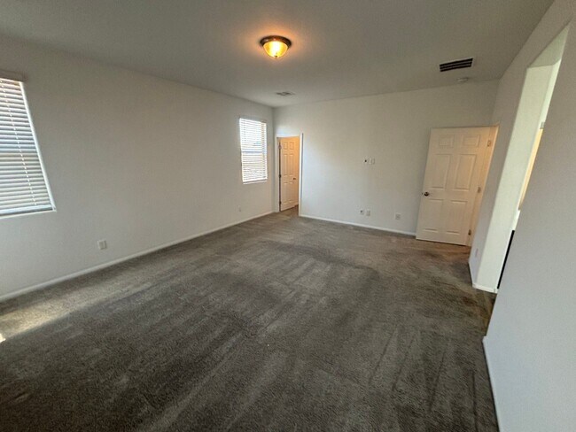 Building Photo - Charming 3-Bedroom Home with Spacious Back...