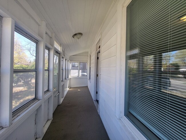 Building Photo - 2 Bedroom, 1 Bathroom Home!