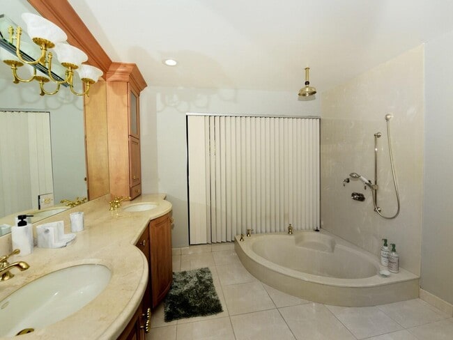 Building Photo - 5979 Pinebrook Dr