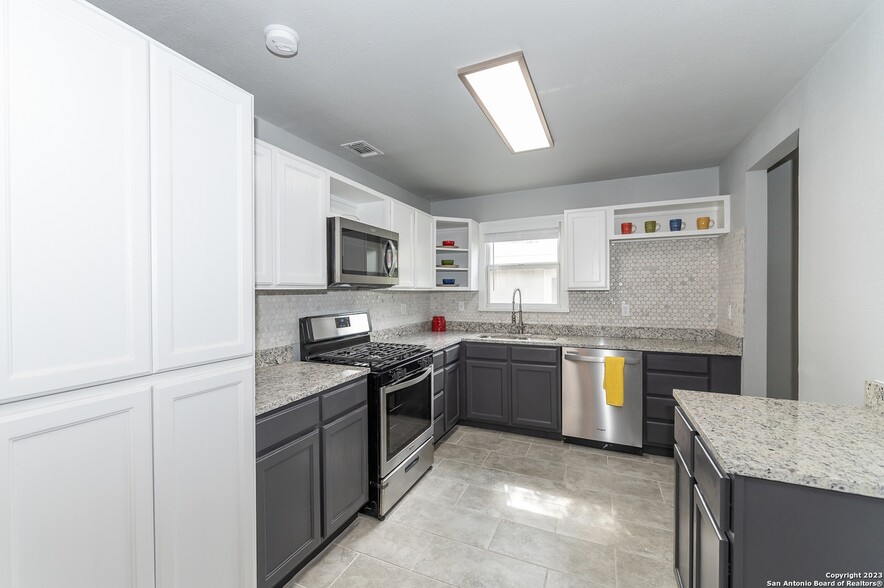 Kitchen - 331 Byrnes Dr