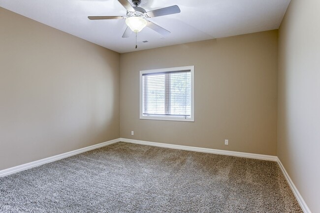 Building Photo - Beautiful 4 Bedroom In Shadow Lake!!