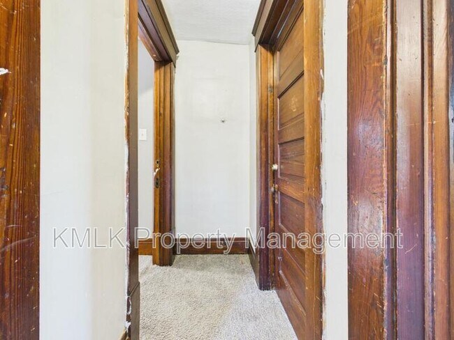 Building Photo - 701 Kling St