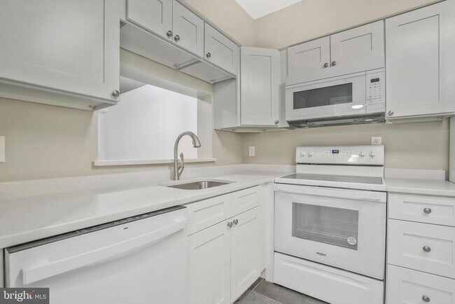 Building Photo - 1805 Crystal Dr