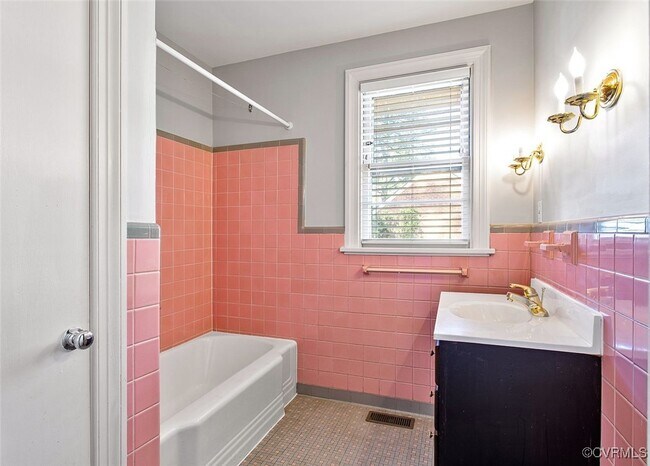 Building Photo - 509 Waveny Rd