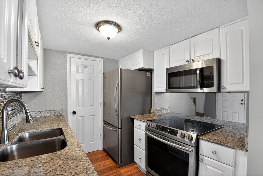 Building Photo - 1228 E Lawrence Ln