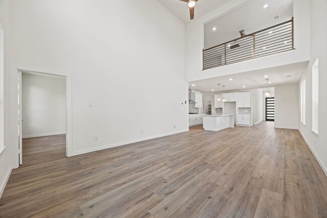 Building Photo - 220 E Park Dr