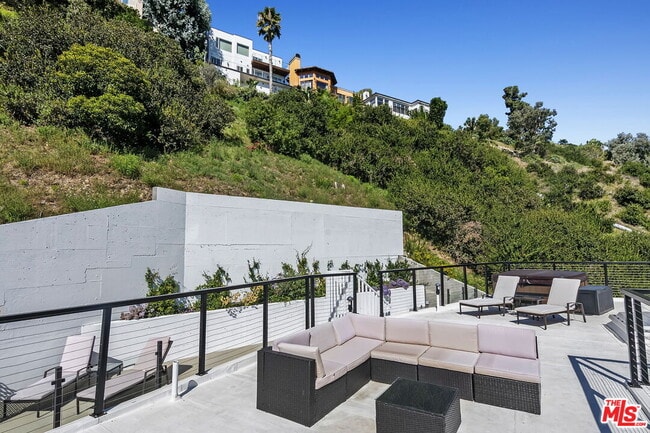 Building Photo - 3843 Rambla Pacifico St