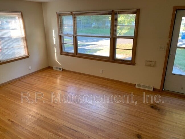 Building Photo - 6621 13th Ave S