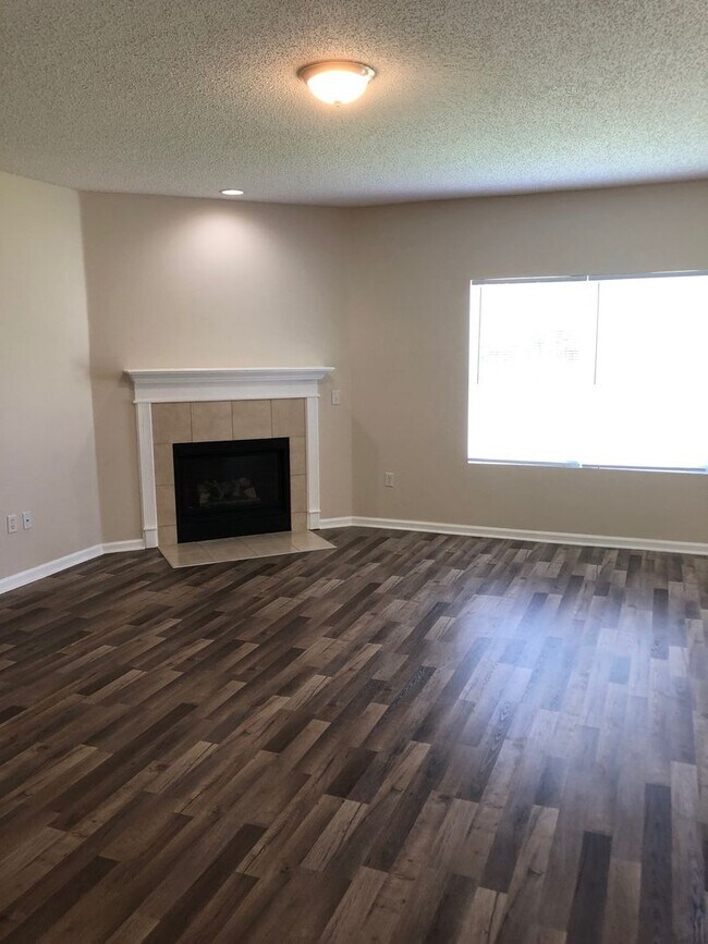 Building Photo - Large 5 Bedroom, 3 Bathroom Single Family Home