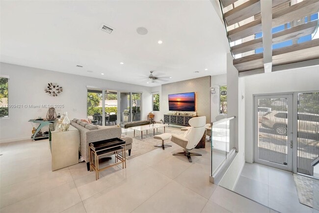 Building Photo - 544 N Victoria Park Rd