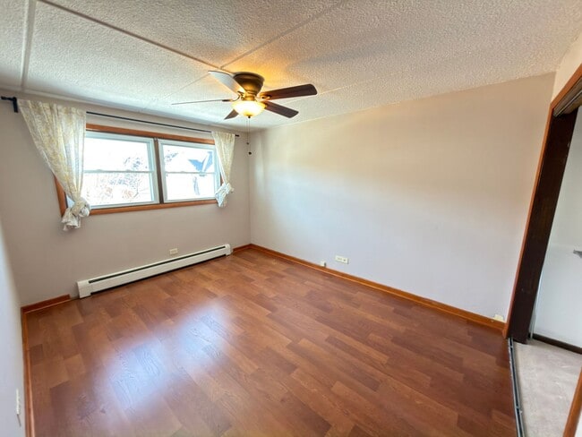 Building Photo - Spacious 2 bedroom, 1 bathroom condo apartment on third floor