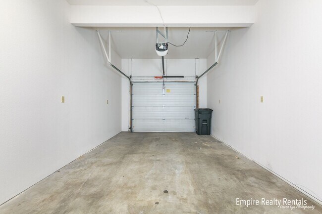 Building Photo - Three Bed, 2.5 Bath, 1 Car Garage
