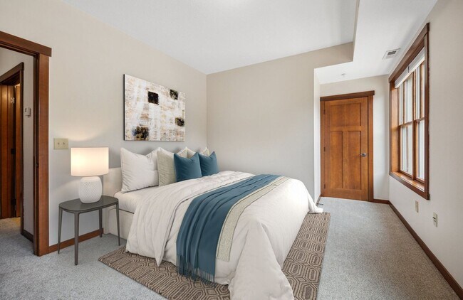 Building Photo - Stunning 2 level Condo in Exclusive St Pau...