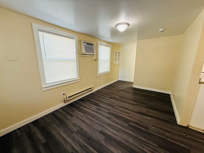 Building Photo - 320 21st Ave S